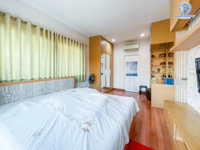 *****บ้านเดี่ยวมือสองย่านกรุงเทพฯ ม.คาซาวิลล์ สุขาภิบาล5 เนื้อที่กว้างขวางเกือบ 51 ตร.ว.  ฟังก์ชัน 3 ห้องนอน 3 ห้องน้ำ ที่จอดรถ 2 คัน แถมเฟอร์นิเจอร์ พร้อมสัญญาณกันขโมยทั้งหลัง เดินทางง่าย ห่างจากจุดขึ้น-ลงทางด่วน "สุขาภิบาล5" เพียง 11 นาทีเท่านั้น